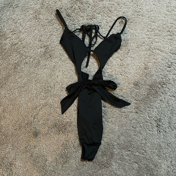 ✖️ Scandal Cut Out Strappy High Rise Thong Swimsuit in Black ✖️ - Picture 3 of 3